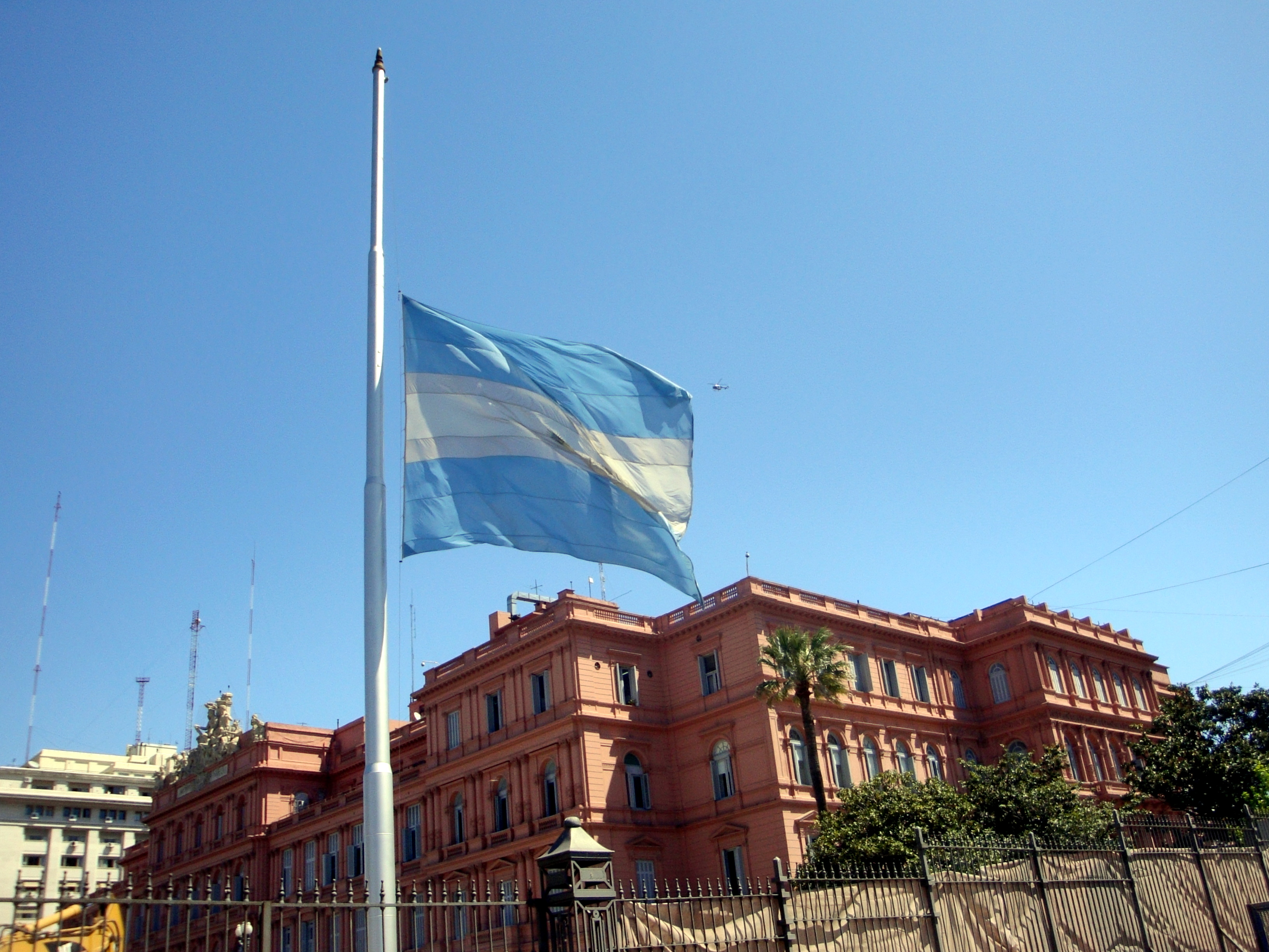 Bandera Nacional a media asta | MacroMind News