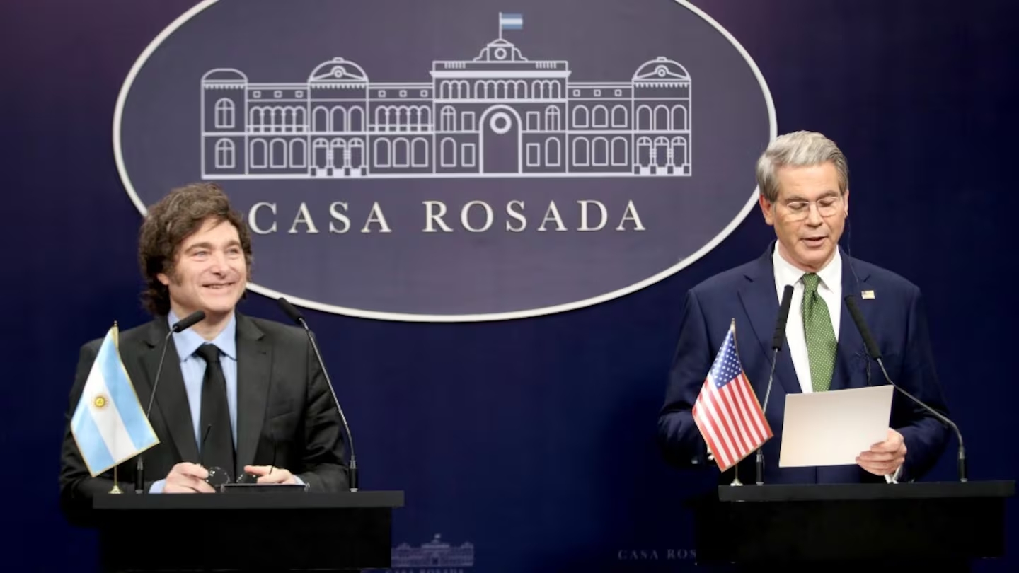 El Presidente Javier Milei junto al Secretario de Economia de los Estados Unidos | MacroMind News